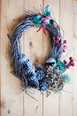 Yabani gül çilek yakın çekim açık ahşap kapı ile şube Noel ev yapımı çelenk