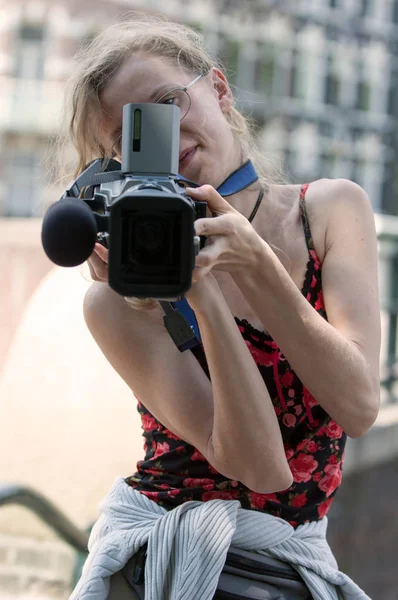 Ritratto Una Giovane Bionda Dall Aspetto Europeo Con Una Videocamera — Foto Stock