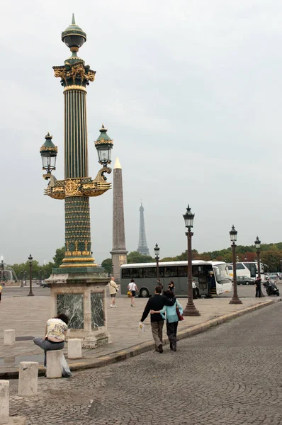 Mısır Dikilitaş ve Place de la Concorde Paris'te Eyfel Kulesi görünümünden görsel bir satır sakral sütun bir bakış.