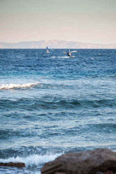 Dahab setin Kızıldeniz görünümünden Gulf of Akabe'de bir sörfçü rides