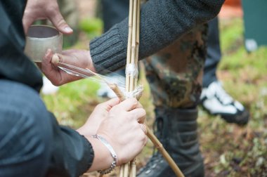 Eller birkaç kişi bambu twirling Close-Up şeffaf firma sopa