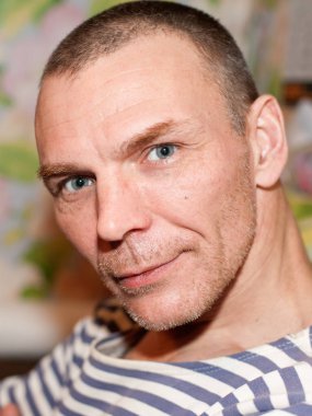 Mavi çizgili yelek seyir bir üst düzey, stern portresi