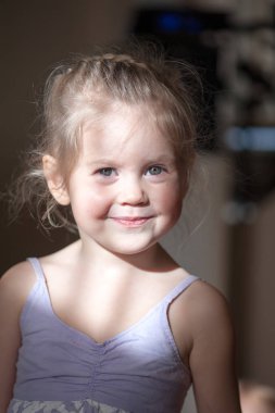 Güneş ışınları, küçük bir kız Close-Up