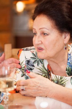 Bandajlı bir el ile zarif yaşlı bir Bayan portresi