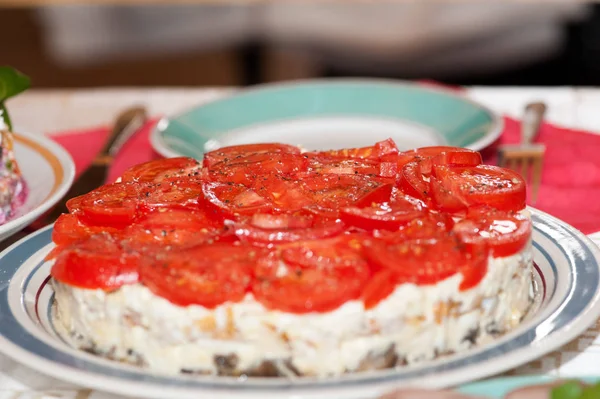 Üzerinde büyük bir yuvarlak çanak peynirli salata domates ile servis