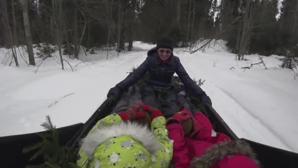 Mãe Com Duas Crianças Andando Trenó Snowmobile Uma Cama Ramos — Vídeo de Stock