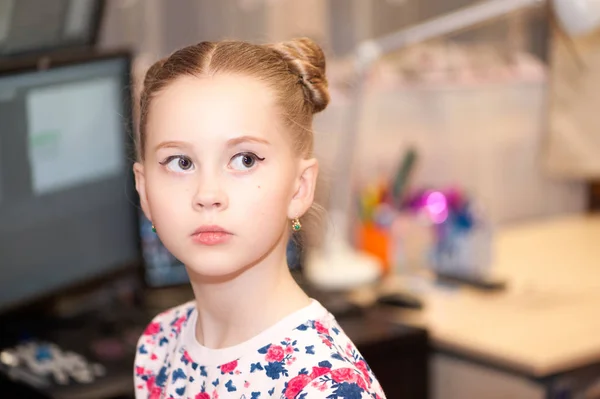 Evde bir laptop arka planda bir kız portre
