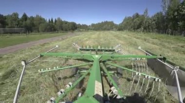 Çerçeve üzerinde bir rotor traktör tırmık yakın çekim kamera ile saman tornalama kurutma