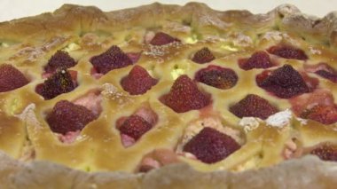 Ev yapımı çilekli turta saat yönünde döner. Süzme peynir yuvalarında pişirme alanında büyük çilek yakın çekim.