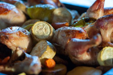 kabak, biber ve diğer sebzeler ile pişmiş tavuk