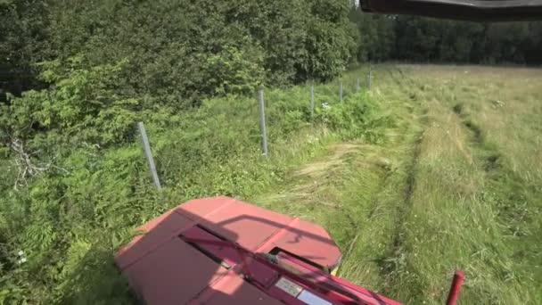 Roterande Gräsklippare Rör Sig Sakta Längs Staketet Framåt Ormbunken Ligger — Stockvideo