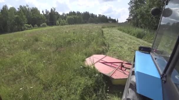 Traktor Kosiarką Rotacyjną Powoli Jeździ Nachylonym Polu Końcu Toczenia Gęsta — Wideo stockowe