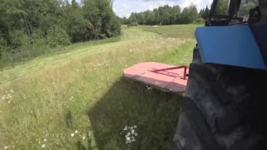 Kısmen biçilmiş bir çayırda hareketin başlangıcı, Zaten biçilmiş saman bile rulo görebilirsiniz, çiçekler biçme makinesi altında gizlemek, rut dönüş sonunda