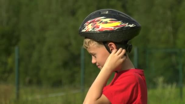Střední Záběr Chlapeček Bicykl Točí Usmívá Chlapec Vezme Helmu Dlaních — Stock video