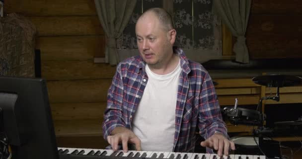 Ώριμος Άνθρωπος Ετοιμάζεται Μάθει Πώς Παίξει Χορδές Ένα Ηλεκτρικό Πιάνο — Αρχείο Βίντεο