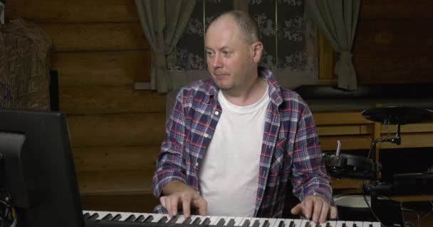 Homme Mûr Apprenant Jouer Des Accords Sur Piano Électrique Étudier — Video