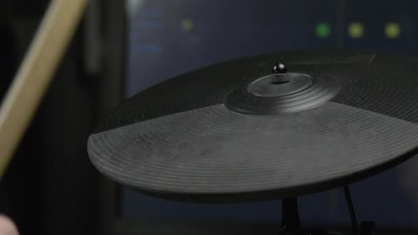 Souffle Bâton Sur Tambour Cymbale Contre Moniteur Gros Plan Avec — Video