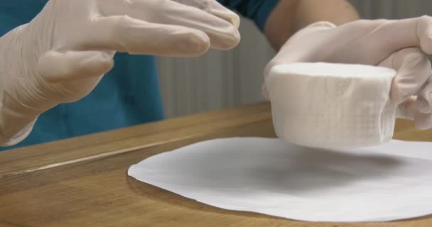 Imballaggio Una Piccola Testa Formaggio Camembert Carta Speciale Mani Femminili — Video Stock