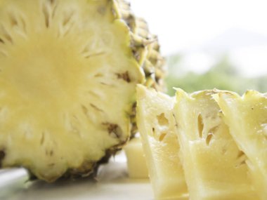 Ananas vitamin, enzim ve antioxidents açısından zengin tropik meyve vardır. Bağışıklık sistemini güçlendirmek, güçlü kemikler inşa ve hazımsızlık yardım yardımcı. Ayrıca, onların tatlılık rağmen ananas düşük kalori.