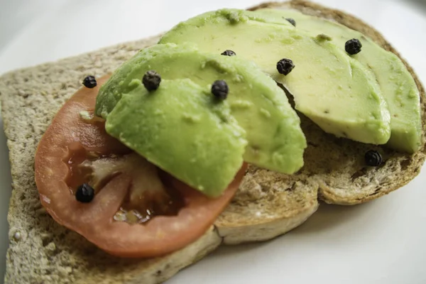 Sağlıklı avokado tost yapmak süper kolay ve mükemmel yapar... kahvaltı için devam et ve en iyi bir yumurta ile avokado pişmiş bir vejetaryen lezzetli ve sağlıklı yemek için