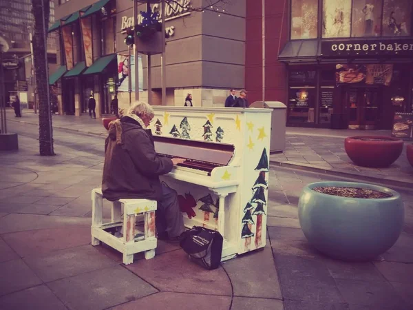 Street piyano müziği