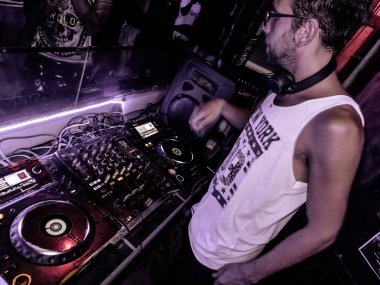  Dj, Club Full Moon Party, Koh Pha Ngan, Surat Thani, Tayland, Ocak 2019-18 kutluyor - oynamak