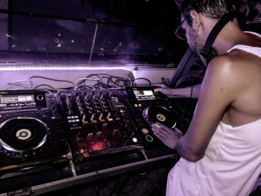  Dj, Club Full Moon Party, Koh Pha Ngan, Surat Thani, Tayland, Ocak 2019-18 kutluyor - oynamak