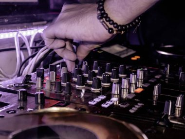  Dj, Club Full Moon Party, Koh Pha Ngan, Surat Thani, Tayland, Ocak 2019-18 kutluyor - oynamak