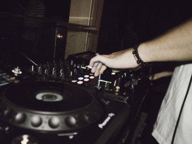 At Club çalarken, full Moon Party, Koh Phangan kutluyor dj