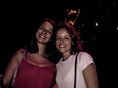 Kızlar sahip eğlenceli, dolunay kutlama partisi,