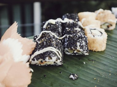 Yaz partisinde tay büfesinde suşi tepsisi