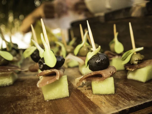 Brindisi Spagnolo Con Olive Tartine Come Aperitivo Perfetto Tramonto Estivo — Foto Stock