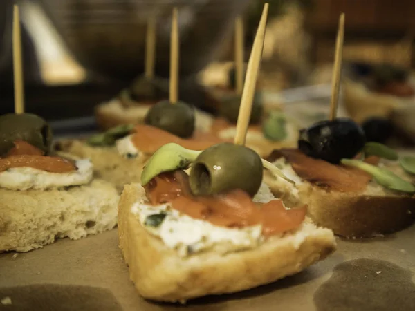 Brindisi Spagnolo Con Olive Tartine Come Aperitivo Perfetto Tramonto Estivo — Foto Stock