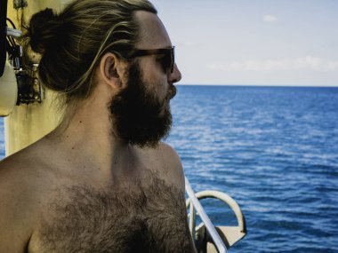 Bir adam bir yelkenli üzerinde bulutlu bir gün Tayland Körfezi, Koh Tao, Tayland, Thailand, Şubat 2019 ederek