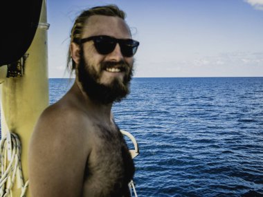 Bir adam bir yelkenli üzerinde bulutlu bir gün Tayland Körfezi, Koh Tao, Tayland, Thailand, Şubat 2019 ederek