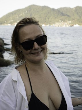 Yürüyüş, sahilde rahatlatıcı ve having fun güzel şehvetli gülümseyen mutlu bir kadın. Koh Tao Tayland Tropic ada yaşam tarzı
