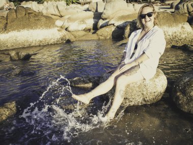 Yürüyüş, sahilde rahatlatıcı ve having fun güzel şehvetli gülümseyen mutlu bir kadın. Koh Tao Tayland Tropic ada yaşam tarzı