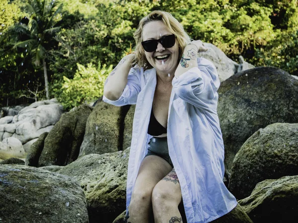 Чувственная Улыбающаяся Счастливая Женщина Гуляет Отдыхает Пляже Веселится Тропический Образ — стоковое фото