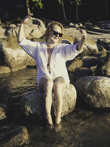 Чувственная Улыбающаяся Счастливая Женщина Гуляет Отдыхает Пляже Веселится Тропический Образ — стоковое фото