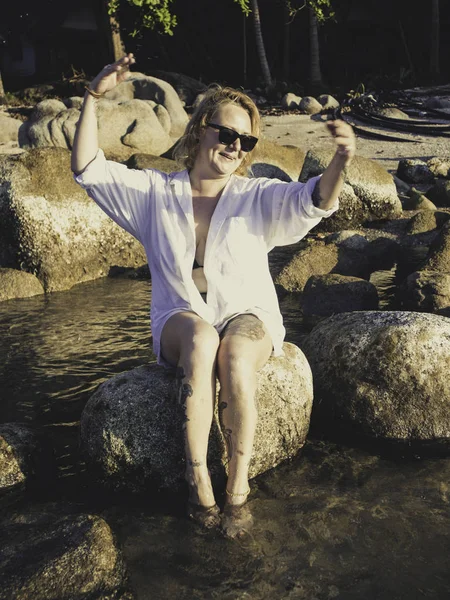 Hermosa Mujer Sonriente Sensual Feliz Caminando Relajándose Playa Divirtiéndose Estilo —  Fotos de Stock