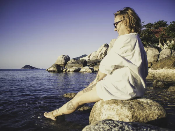 Linda Sensual Sorrindo Mulher Feliz Andando Relaxando Praia Divertindo Estilo — Fotografia de Stock