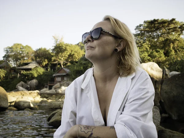 Yürüyüş, sahilde rahatlatıcı ve having fun güzel şehvetli gülümseyen mutlu bir kadın. Koh Tao Tayland Tropic ada yaşam tarzı