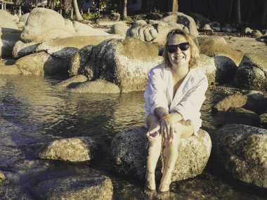 Yürüyüş, sahilde rahatlatıcı ve having fun güzel şehvetli gülümseyen mutlu bir kadın. Koh Tao Tayland Tropic ada yaşam tarzı