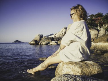 Yürüyüş, sahilde rahatlatıcı ve having fun güzel şehvetli gülümseyen mutlu bir kadın. Koh Tao Tayland Tropic ada yaşam tarzı