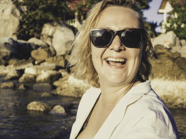 Yürüyüş, sahilde rahatlatıcı ve having fun güzel şehvetli gülümseyen mutlu bir kadın. Koh Tao Tayland Tropic ada yaşam tarzı