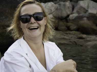 Yürüyüş, sahilde rahatlatıcı ve having fun güzel şehvetli gülümseyen mutlu bir kadın. Koh Tao Tayland Tropic ada yaşam tarzı