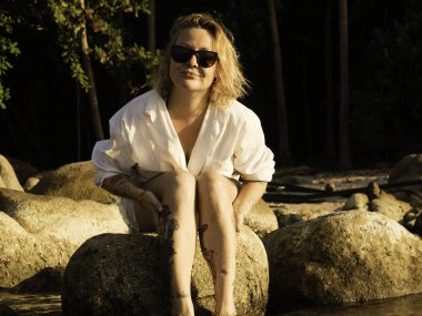 Güzel şehvetli mutlu gülümseyerek yürüyen, sahilde rahatlatıcı ve having fun kadın yaşlı. Koh Tao Tayland Tropic ada yaşam tarzı 