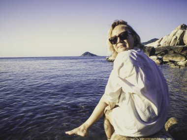 Güzel şehvetli mutlu gülümseyerek yürüyen, sahilde rahatlatıcı ve having fun kadın yaşlı. Koh Tao Tayland Tropic ada yaşam tarzı 