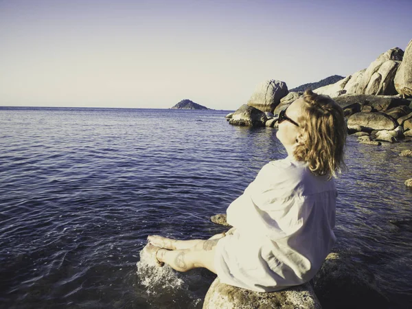 Yürüyüş, sahilde rahatlatıcı ve having fun güzel şehvetli gülümseyen mutlu bir kadın. Koh Tao Tayland Tropic ada yaşam tarzı