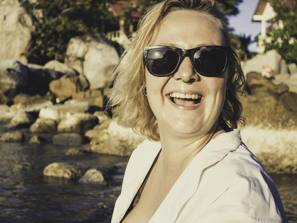 Yürüyüş, sahilde rahatlatıcı ve having fun güzel şehvetli gülümseyen mutlu bir kadın. Koh Tao Tayland Tropic ada yaşam tarzı